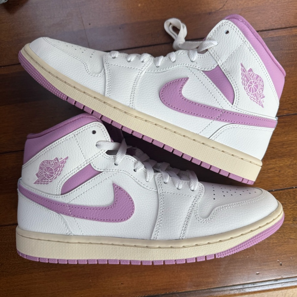 Never worn Air Jordan Nike High-top White and Lilac
